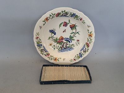 une assiette posée sur un plateau