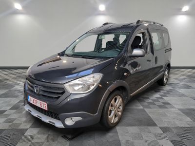 une photo d'une camionnette grise garée dans une pièce
