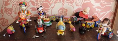 un grand nombre de jouets posés sur une table