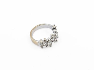 une image d'une bague en diamant sur une surface blanche