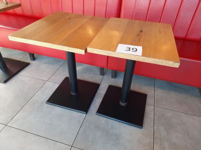 deux tables sur lesquelles figurent des numéros, dans un restaurant