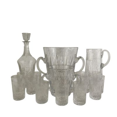 un grand nombre d'objets en verre posés sur une table