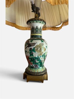 une lampe posée sur une table