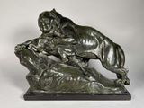 sculpture en bronze représentant un tigre sur un rocher, sur fond blanc