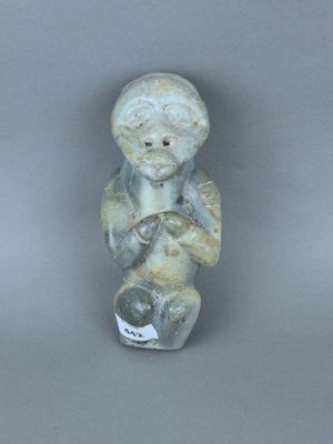 figurine représentant un garçon tenant un poisson dans un pot