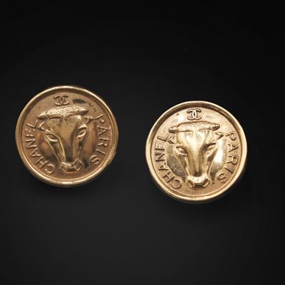 two gold coins, one of which is a bull and the other of which is a bull