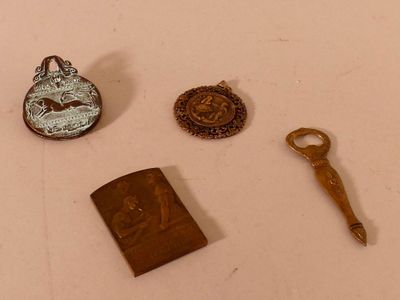 trois objets différents qui se trouvent ensemble sur la table
