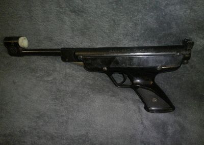 un pistolet posé par terre