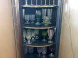 une armoire d'angle sur laquelle sont posés des verres à vin