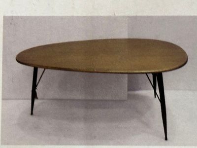 une photo d'une table basse avec un plateau en bois