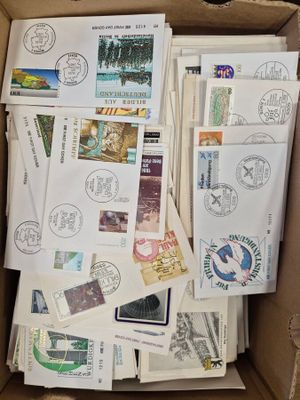 une boîte en carton remplie de timbres et de cartes postales