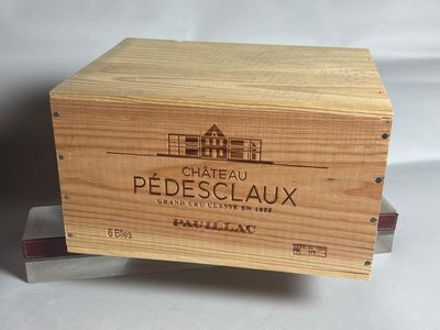 une boîte en bois portant un logo