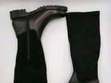 paire de bottes noires pour femme avec des fermetures éclair sur le côté