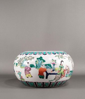 Bol chinois de la « famille » avec des personnages et des fleurs, sur un socle