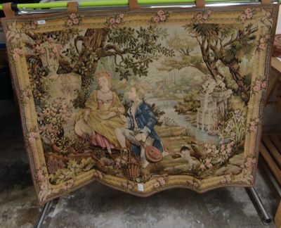 une photo d'une tapisserie accrochée à un support