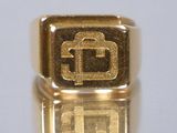une image d'une bague en or sur laquelle figure la lettre g