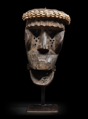 une tête sculptée représentant un homme coiffé d'une couronne