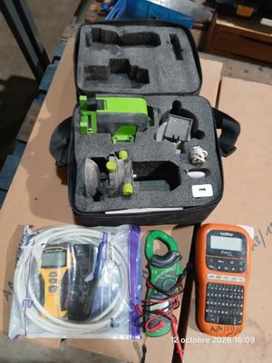 une mallette contenant des outils et une calculatrice, posée sur une table