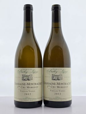 deux bouteilles de vin posées sur une table l'une à côté de l'autre