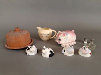 beaucoup de petites figurines qui se trouvent sur la table