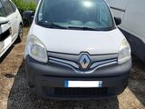 une petite camionnette blanche garée à côté d'une camionnette blanche