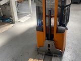 un chariot élévateur avec une palette posée au sol dans un entrepôt