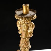Paire de bougeoirs en bois sculpté et doré, monogrammée (photo 5)
