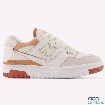 La New Balance 993 est une chaussure blanche et orange dotée d'une semelle beige.