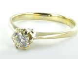 gros plan d'une bague en diamant sur une surface blanche