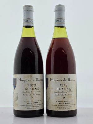 deux bouteilles de vin posées sur une table l'une à côté de l'autre