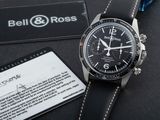 une montre posée sur un boîtier noir