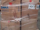 Plusieurs cartons emballés dans du plastique sont empilés sur une palette dans un entrepôt.