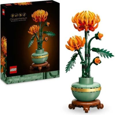 un vase vert contenant des fleurs orange, posé à côté d'une boîte noire