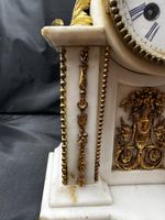 PENDULE BORNE en marbre blanc et bronze doré et ciselé à déc… (photo 3)