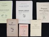 plusieurs livres sont posés sur une table à fond noir