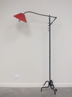 Jacques ADNET, dans le goût Lampadaire en fer, à crémaillère…