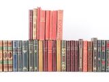 plusieurs livres sont empilés sur une surface blanche