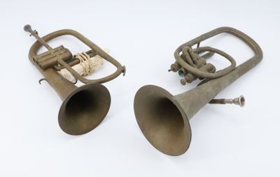 une paire d'instruments de musique anciens en laiton sur fond blanc