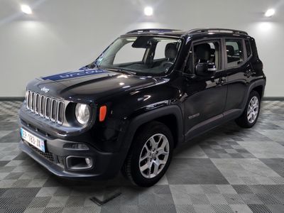 La jeep noire est garée sur le sol en damier du garage.