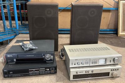 LOT DE HI-FI Comprenant : 2 enceintes, 2 amplis et 2 radios … - Photo 1