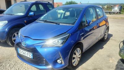 deux voitures bleues garées l'une à côté de l'autre sur un parking