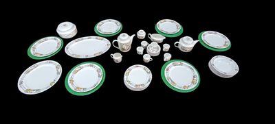 une photo d'un ensemble de plats et de tasses en porcelaine