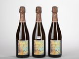 trois bouteilles de vin posées l'une à côté de l'autre sur une table