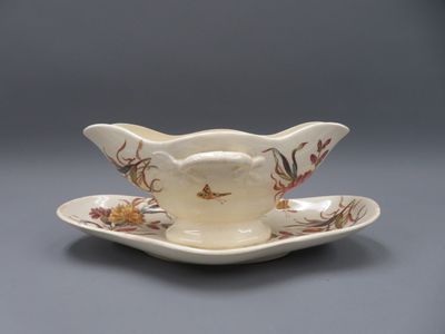 une soucoupe blanche ornée d'un motif floral