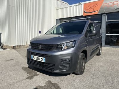 une camionnette grise garée devant un bâtiment