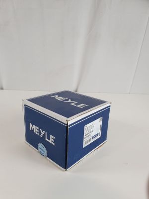 la boîte est vide et prête à être ouverte sur la table