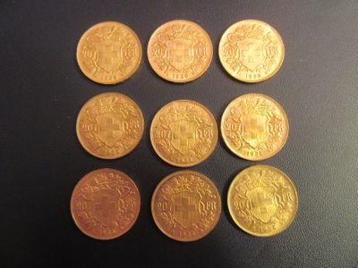 six types différents de pièces d'or sur une surface noire