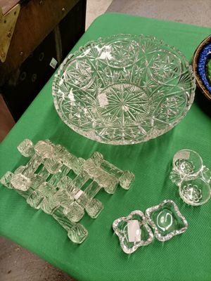 une table recouverte d'une nappe verte et d'un saladier en verre