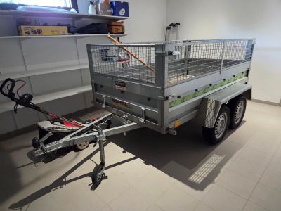 une remorque équipée d'une cage à l'arrière