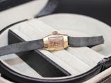 une montre posée dans un écrin sur une table